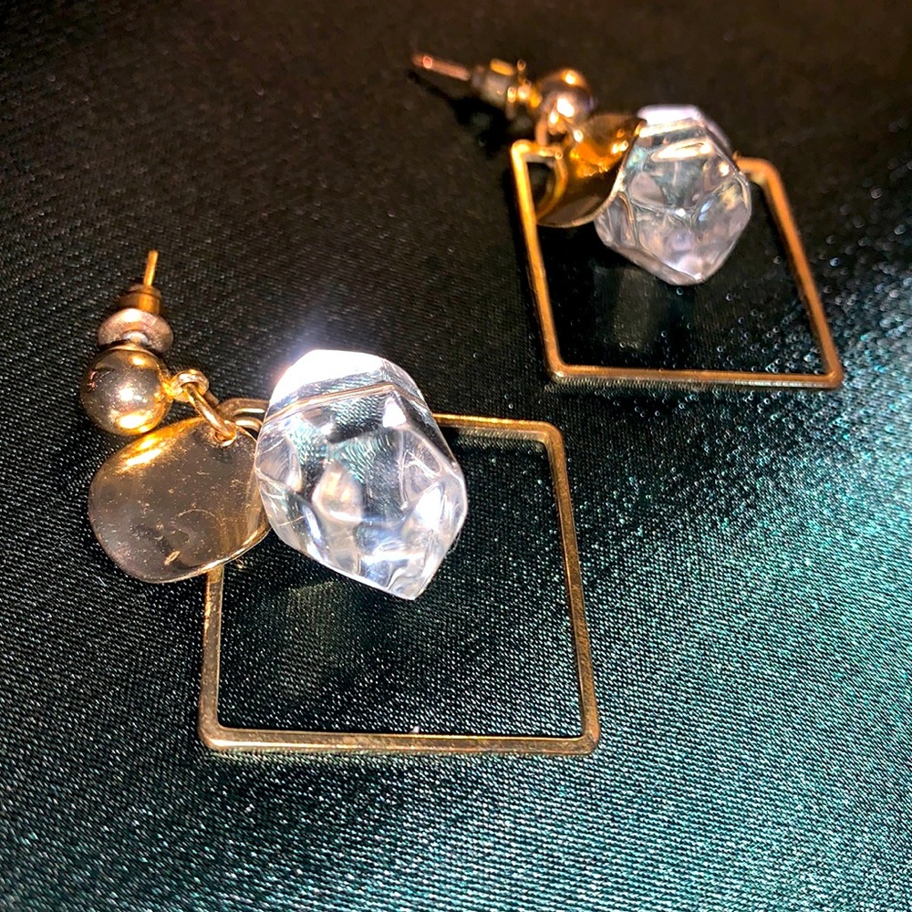 ♥️$5/20♥️ Modern Look Earrings - Picture 1 of 3